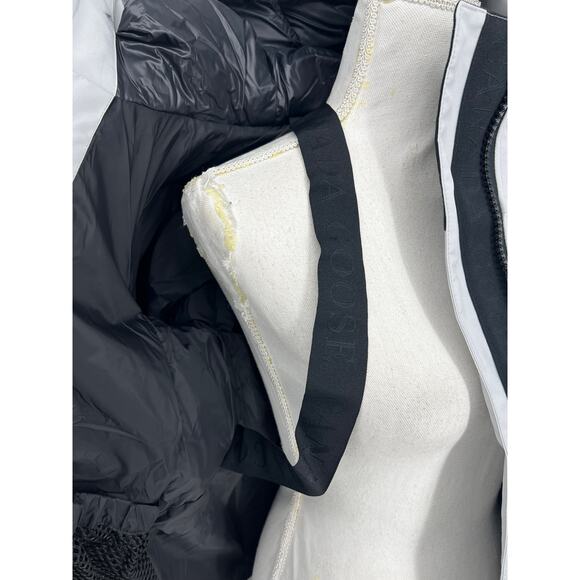 Canada Goose Lyndale Parka in Silverbirch - Picture 12 of 16